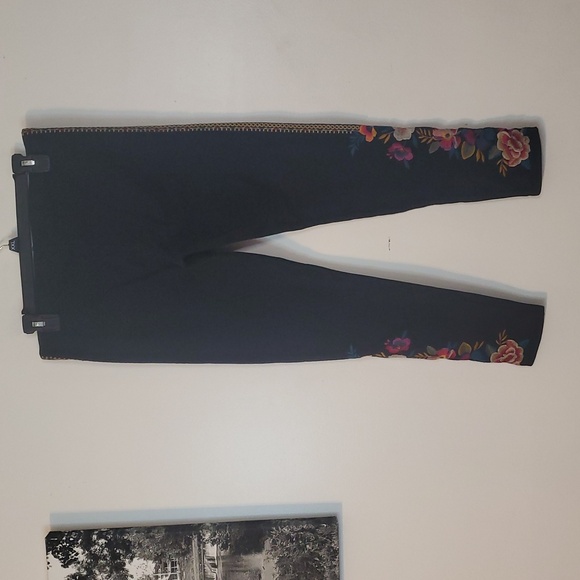 Johnny Was Katina Floral Embroidered Leggings Size Med Black Stretch Cotton - Picture 11 of 16
